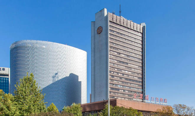 京信大厦外观图